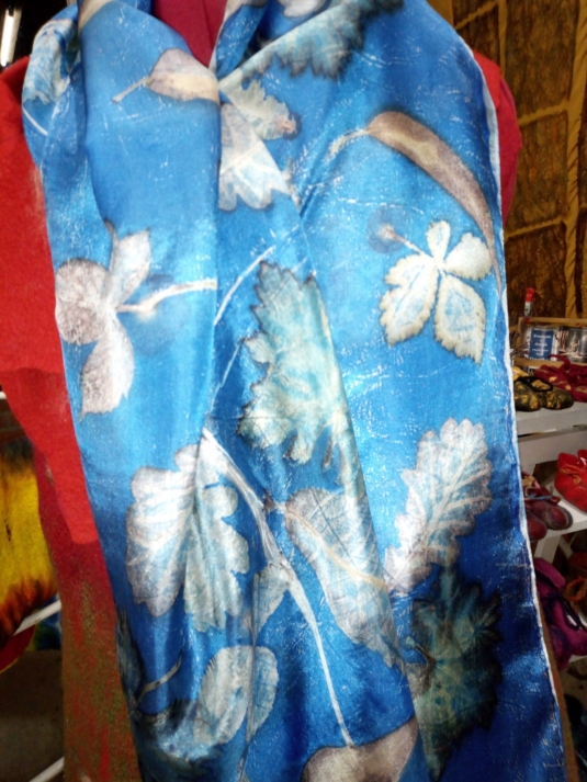 Zijden sjaal met ecoprint van bladeren