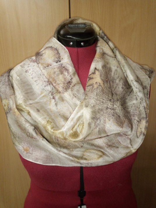 zijden sjaal met eco print van bladeren