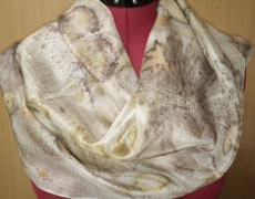 zijden sjaal met eco print van bladeren